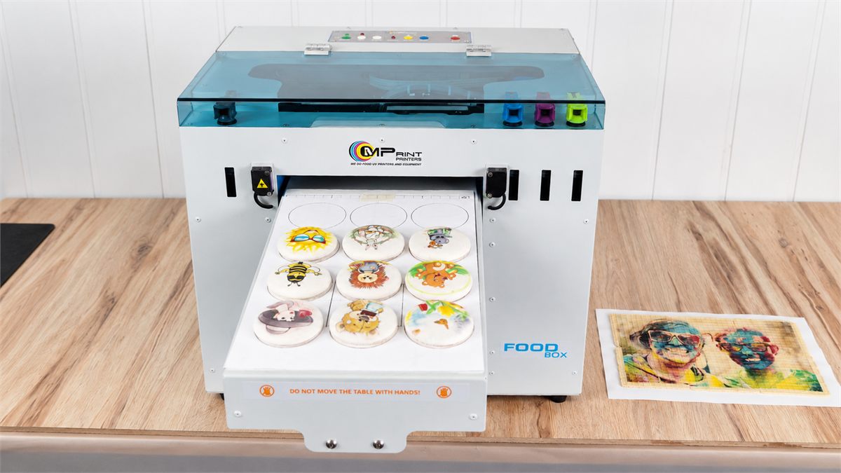 Demonstration of the MPrint Food Box food printer MPrint Food Box food printer during a demonstration of printing on gingerbread